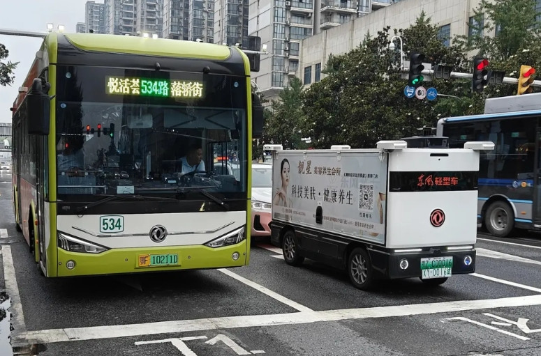 无人驾驶车和有人驾驶车，哪个更受青睐呢？如今，经常能在街上看到无人驾驶车和有人驾