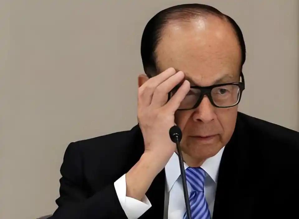 李嘉诚深夜发文，不是巧合，而是明白再不表态，他就完蛋了！从一开始李嘉诚把港口