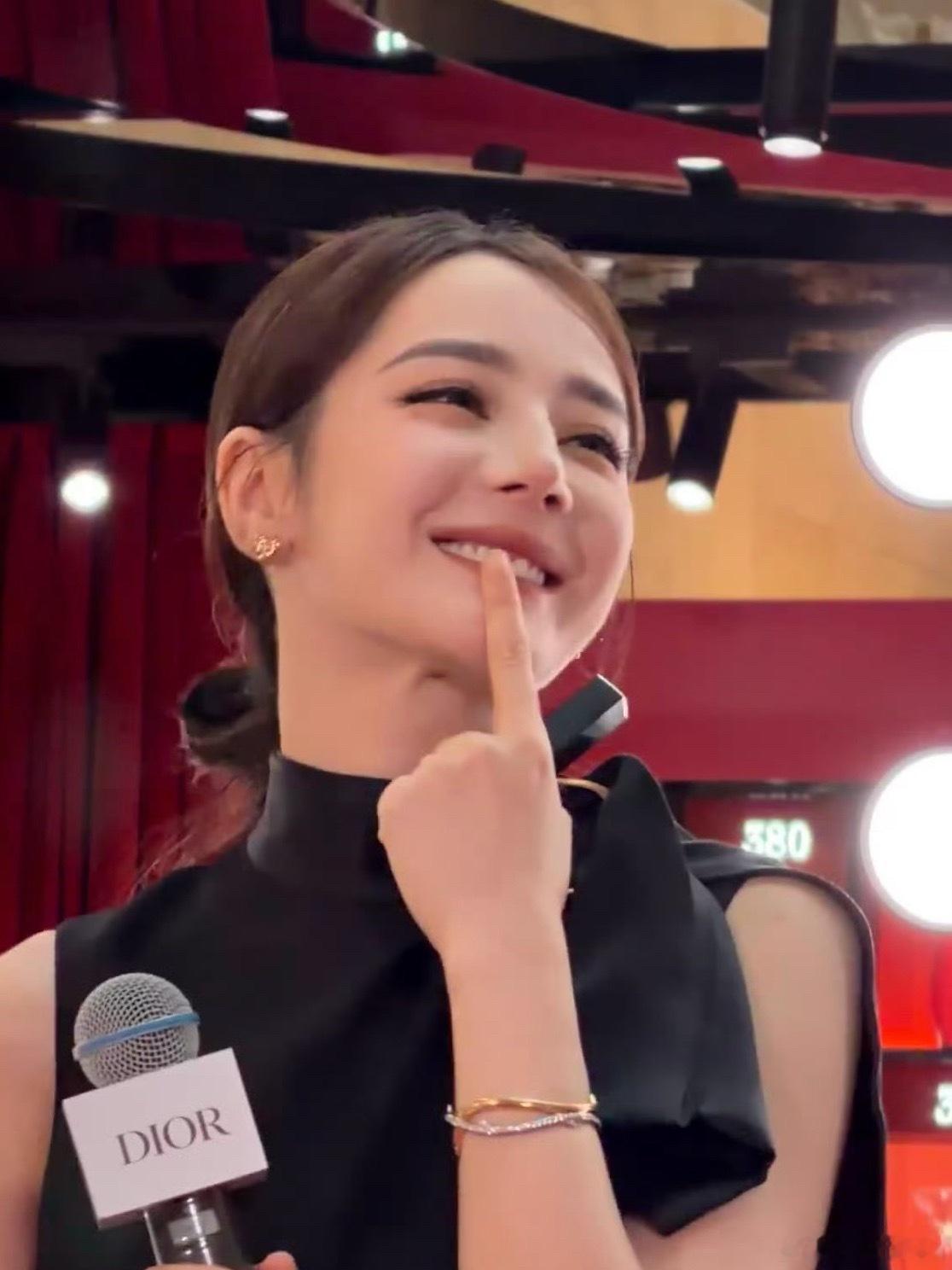 迪丽热巴太会媚我了完蛋那么问题来了！先亲嘴还是亲脸蛋​​​
