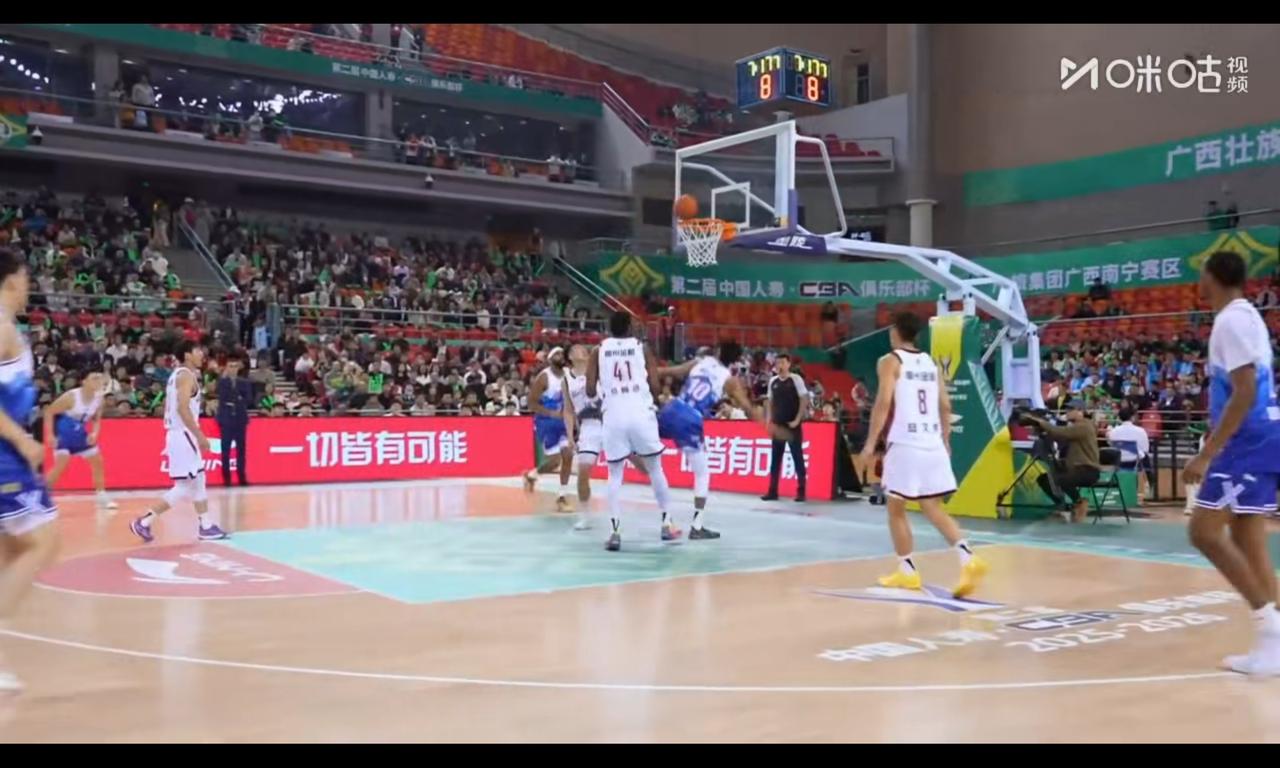 冯傲乱战拿到CBA第一球，接着罚球2中0，他好像是替补控卫冯傲在国青，跟类似