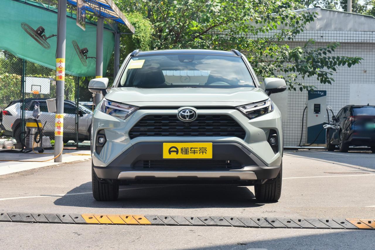 15万预算家用SUV怎么选？⚠️丰田RAV4荣放避坑指南，这几年款闭