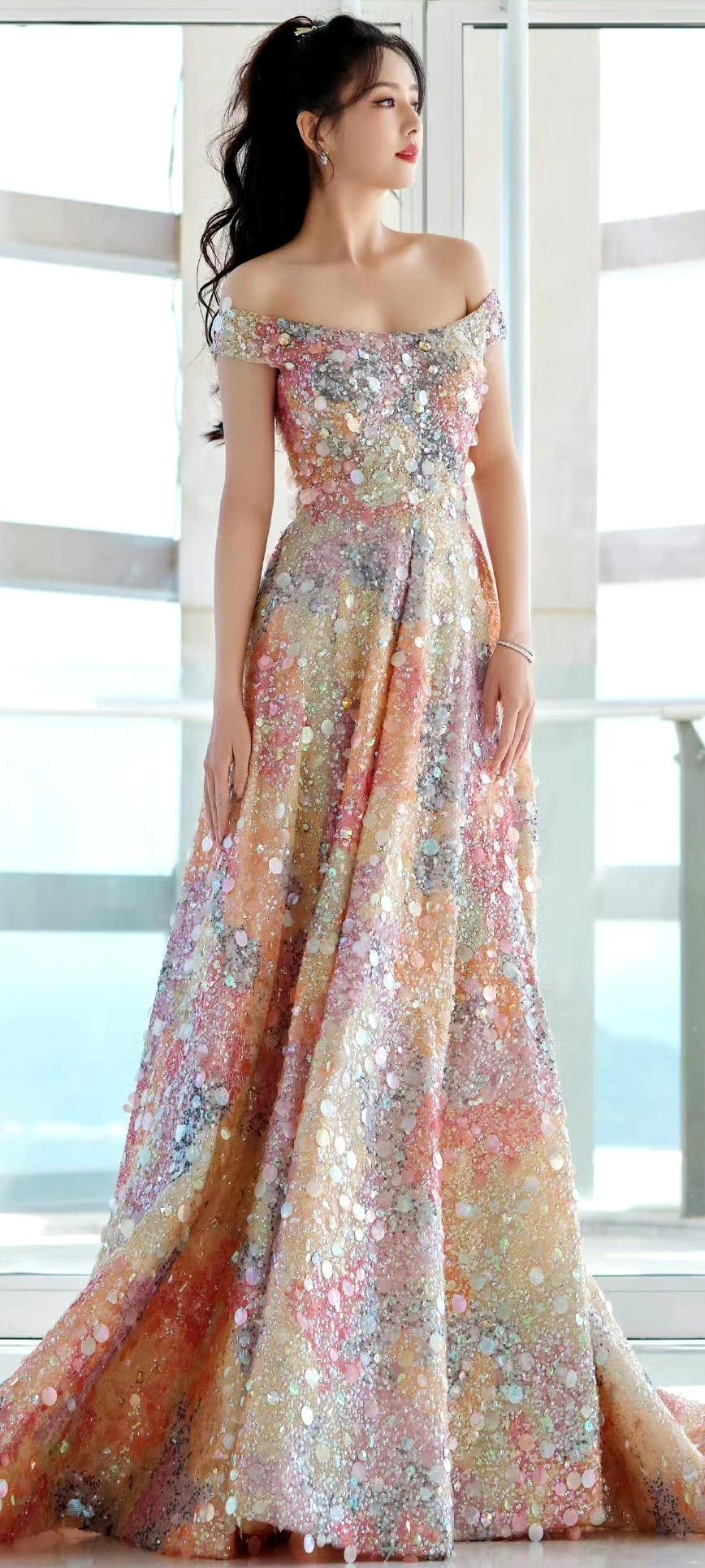 佟丽娅，梦幻仙女裙，闪耀在阳光下🌟✨仙女粉长裙分享你心中的女神佟丽娅哪位