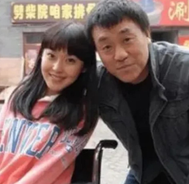 1997年，何冰碰到了多年不见的女同学李海洋，女同学讲：“我都29了，嫁不