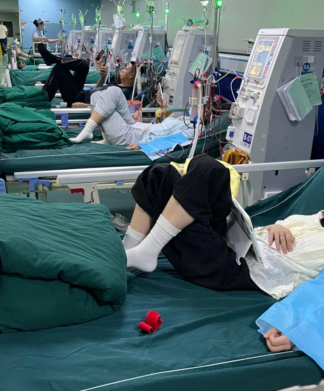 我哥哥是名医生，在市医院的血透中心工作了很多年。昨天他休息，与他在一起吃了个饭，