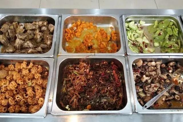 两年前还是打工人心中的“穷鬼食堂”，如今却成了“月薪2万都不敢进”的消费禁区，称