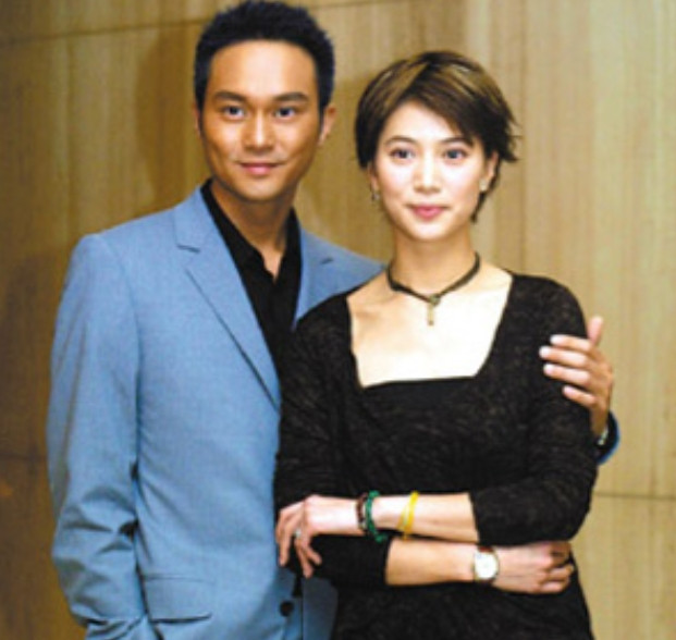 2001年，张智霖与袁咏仪刚结婚，富商罗兆辉就打电话给张智霖:“你老婆身材很好，
