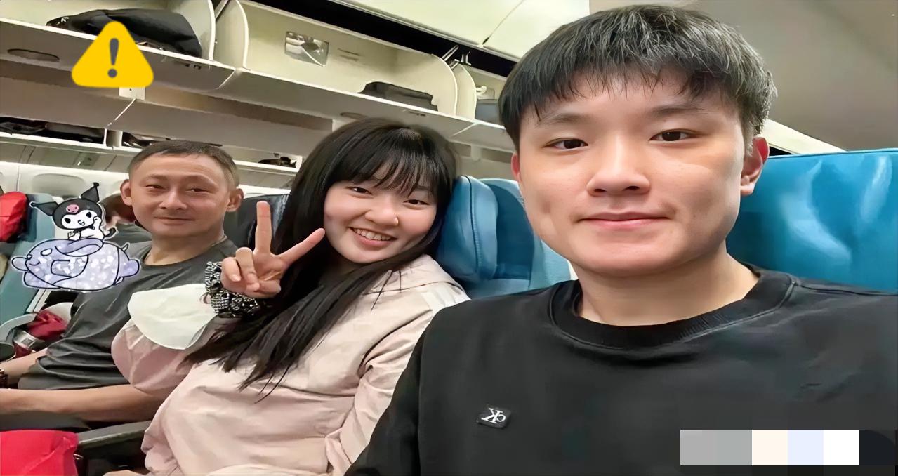 张本一家3口飞成都：心情十分复杂！父亲张本宇皮笑肉不笑，满心都是复杂滋味——