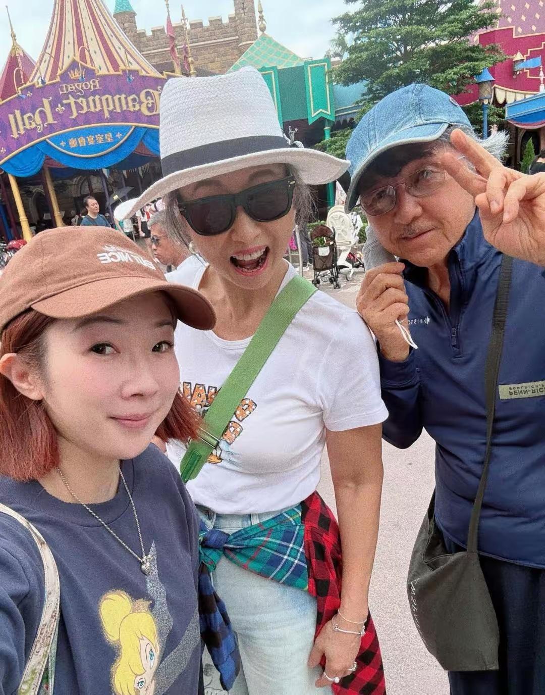 林子祥近日带着叶蒨文及家人现身香港迪士尼乐园游玩，画面十分温馨。已经65岁