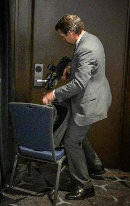 川普全美记者协会刺杀事件中的便衣特工，折叠款的MP7，折叠枪托后藏在双肩包里，特