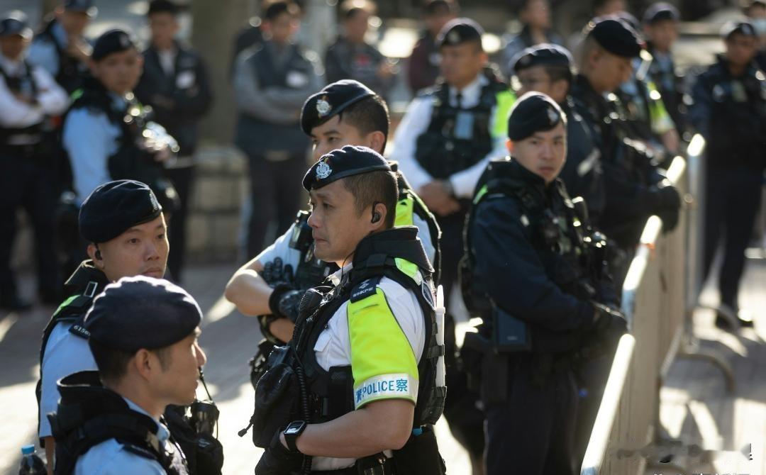 这场审判，就是演给排队的外国领事看的！12月15日西九龙法院门口那一幕真是大