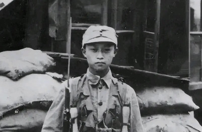 1938年，台儿庄战役，16岁的“狼兵”韦容松正在巡逻，途中他碰到了由6名日军组