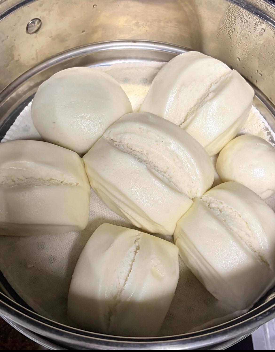 我早上做早饭，只要不开口问，我就按老规矩煮一锅小米粥、馏几个馒头、再煎俩鸡蛋，摆