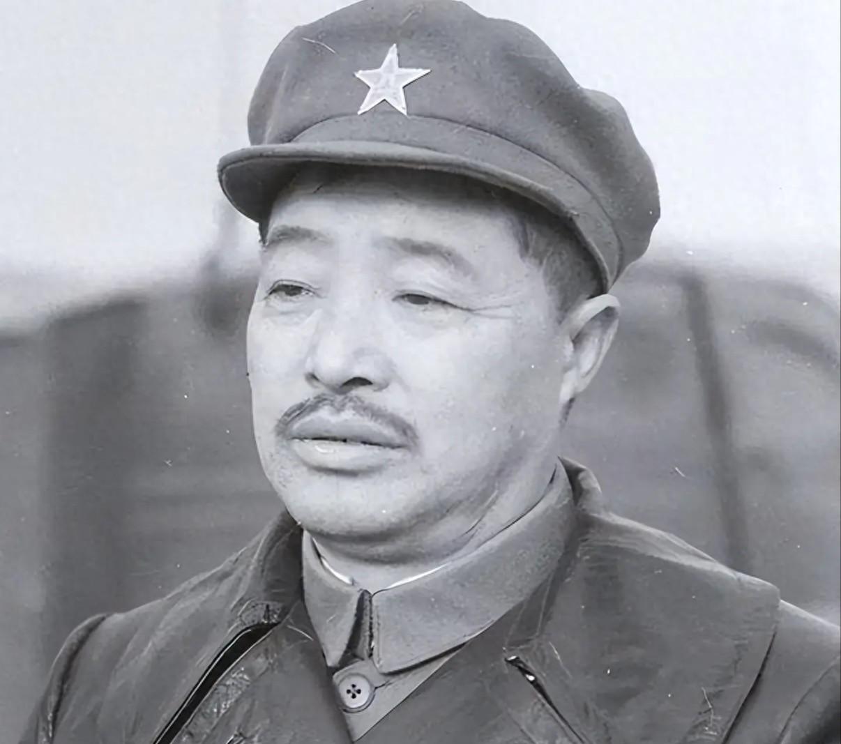 1942年，46岁的贺龙迎娶了比他小20岁的女学生，毛主席得知后，看了贺龙一眼，