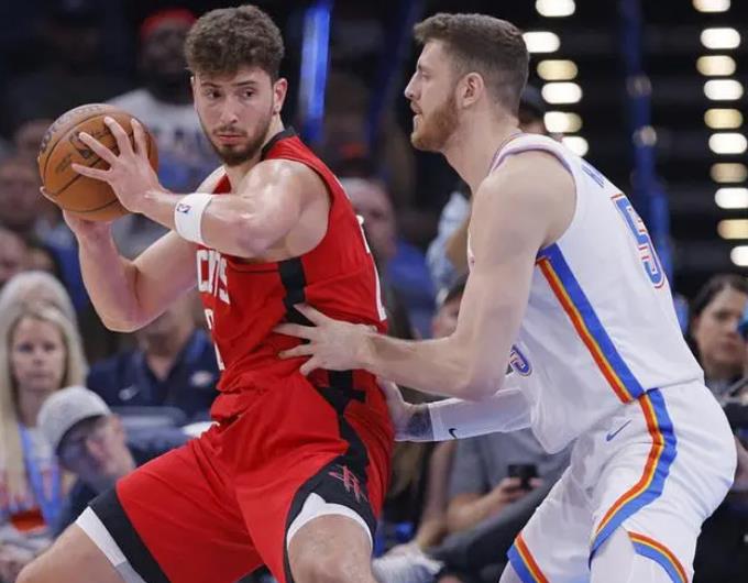 休斯敦火箭队的主力中锋申京，在今天和雄鹿队的比赛里，虽然让对方的中锋希姆斯抢走了