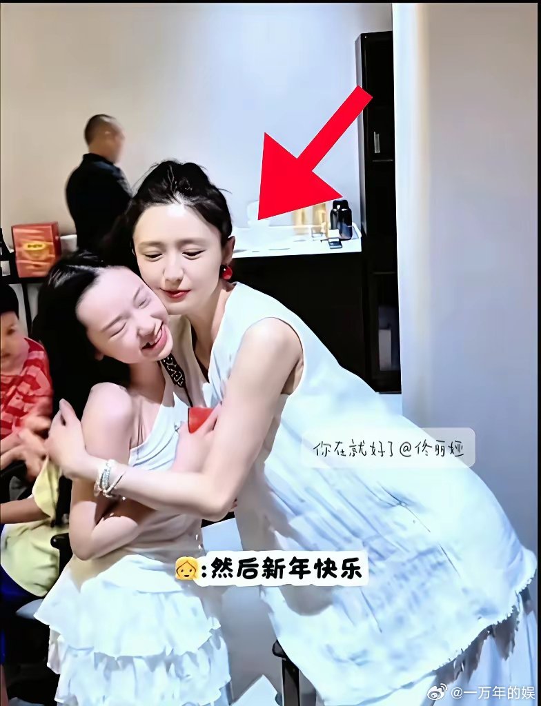 不服不行，佟丽娅实在太牛掰了！不信你看看她和小酒窝的合照，竟然脸比小酒窝还要小。