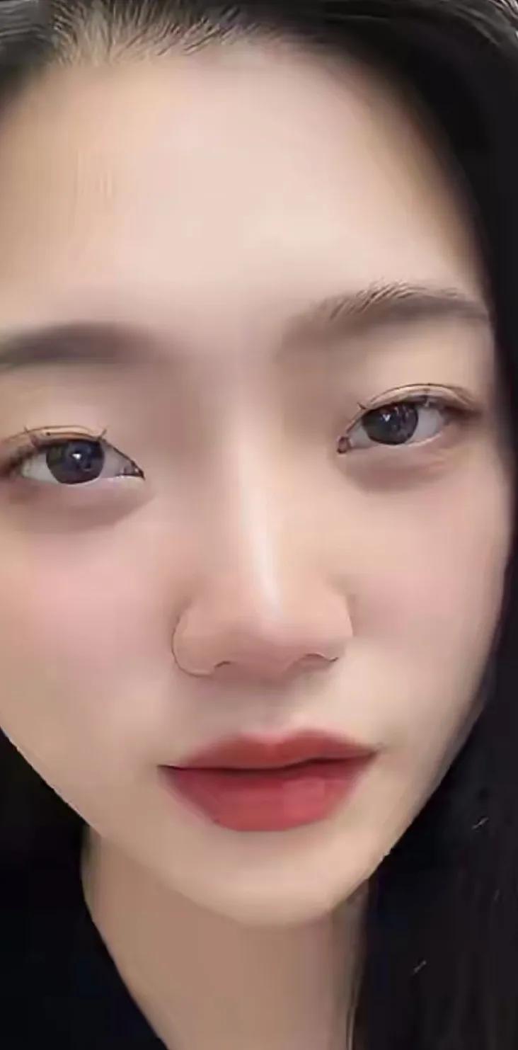 朋友的女儿曾经留学法国，处过男朋友，回国就分手了。现就职于一私企，年薪50万，亲