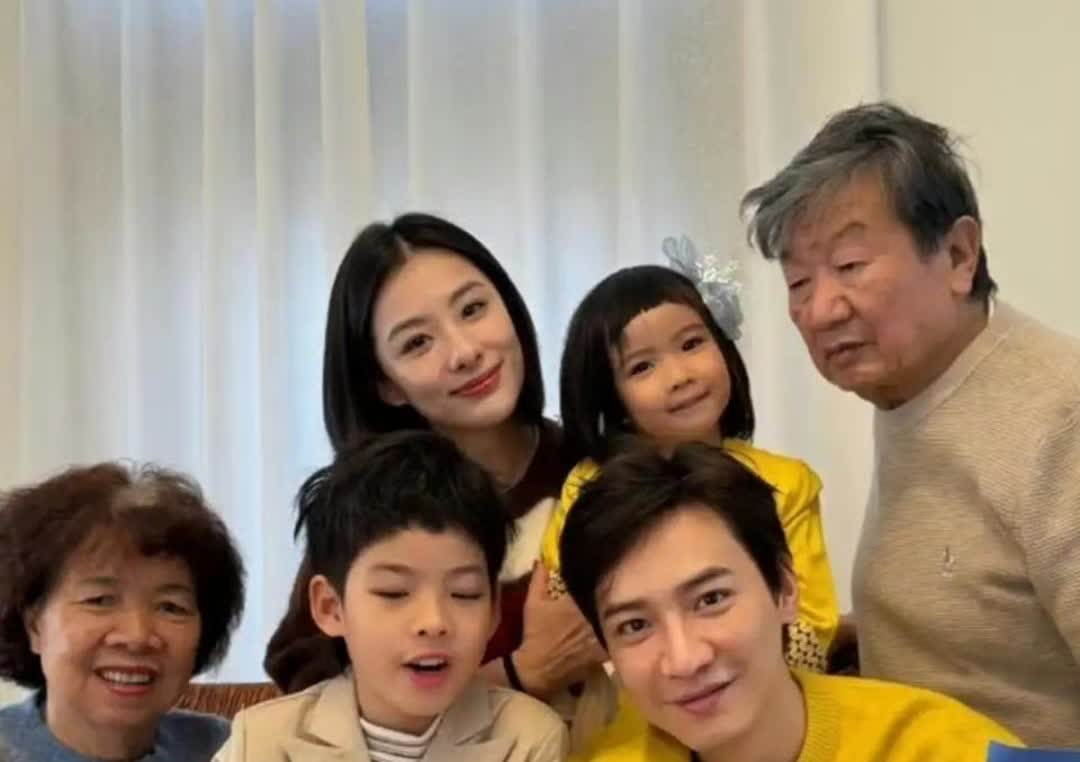 刘璇与公婆为教授老公王弢庆祝48岁生日，一家人都是高颜值！​​​