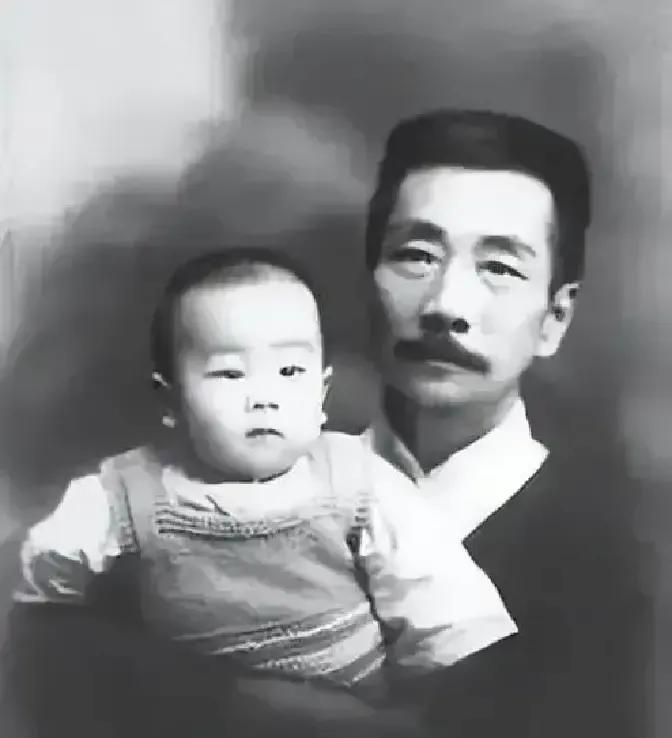 鲁迅1906年被母亲骗回家，跟没见过面的朱安拜堂，四天后逃回日本，婚床一次没睡。