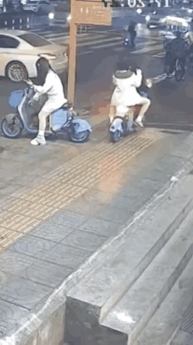 女子骑车翻车建议还是不要出来了尽量选择公共交通工具