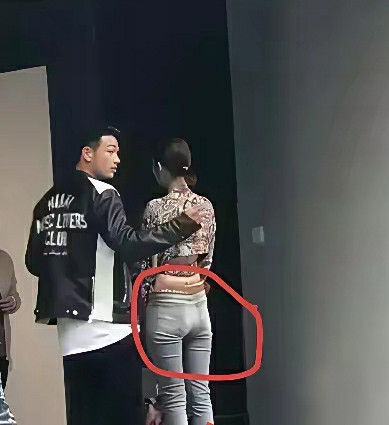 古力娜扎在综艺节目中因穿瘦身牛仔裤引发热议，身材问题被暴露，形象受到质疑​