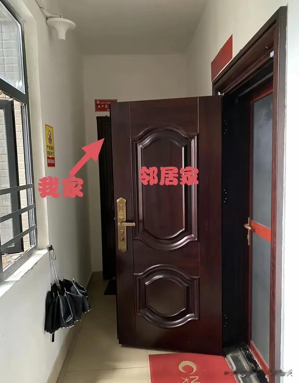 和这样的邻居住在一起能把你气的直跺脚，只想马上搬走。我们家先入住的，后来邻居家装