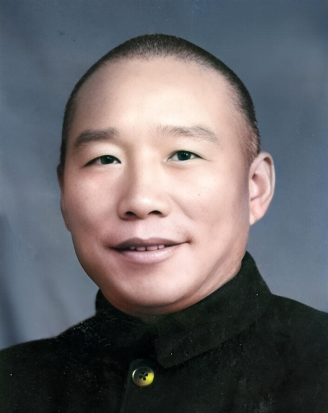 1948年，国军的一名伙夫和大部队走散了，被解放军拦下。解放军看他年纪大，便发了