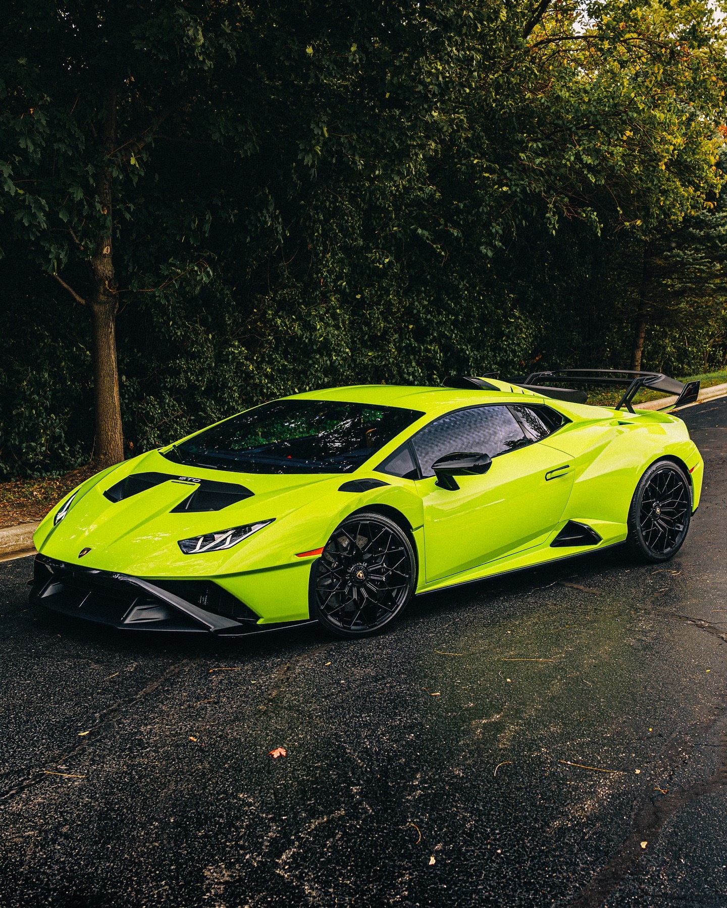 兰博基尼HuracanSTO.绿色惊悚锻造轮毂，碳陶瓷刹车，以及兰博基尼的测