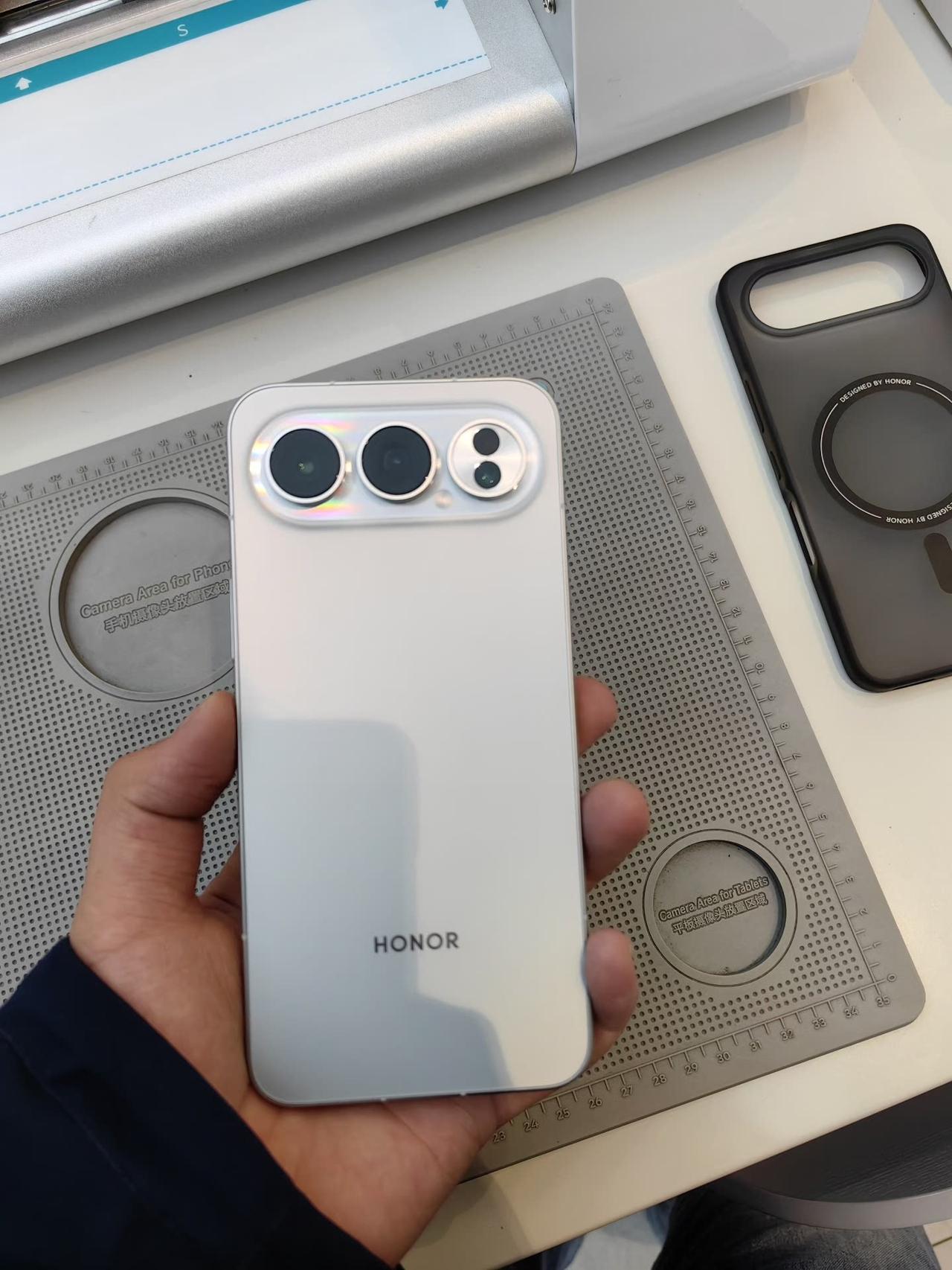 不好了，闺蜜圈破防了，朋友圈晒图狂魔被征服！荣耀500Pro真的太顶了。朋