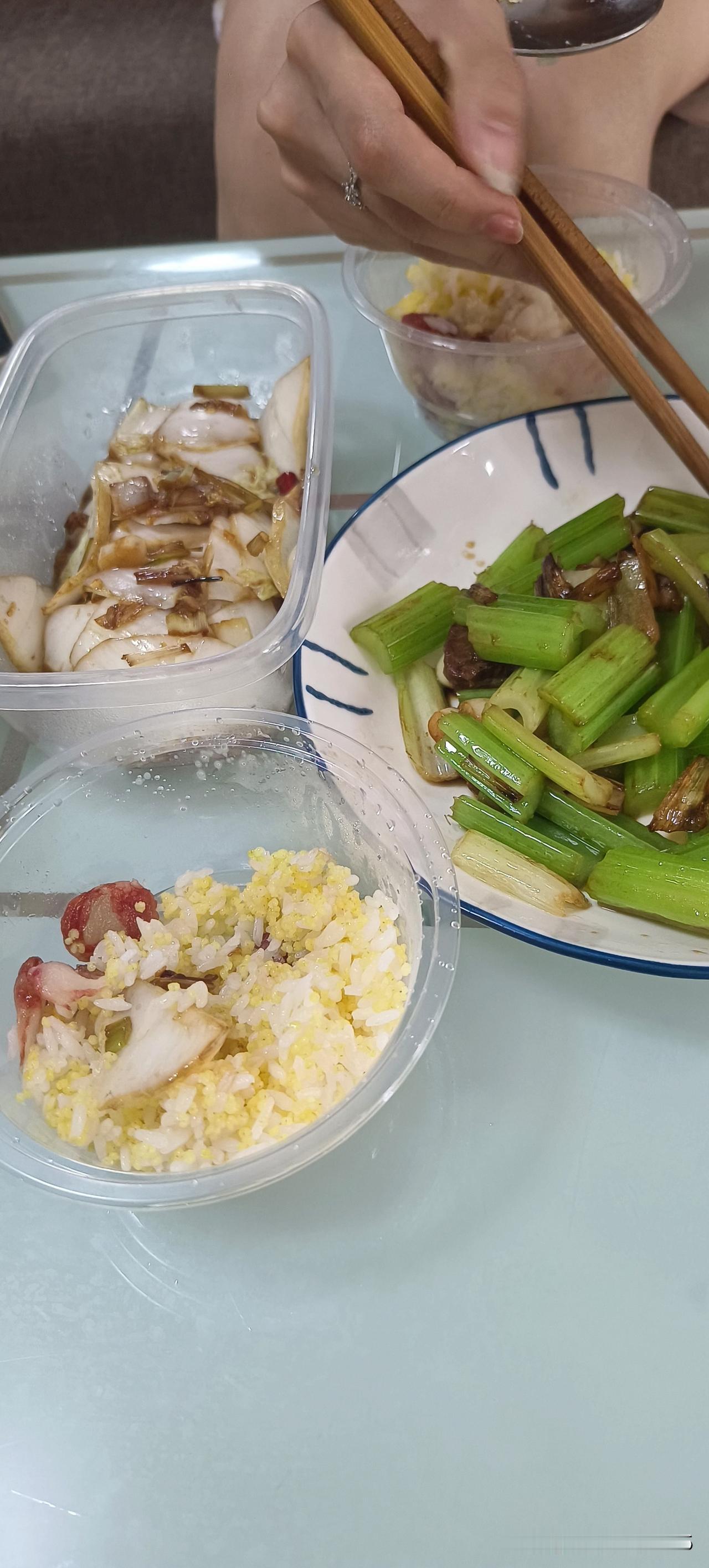 在出租屋给北京打工的女儿做的中午饭。一个酸辣白菜，炒了一个芹菜香肠，蒸了一个二