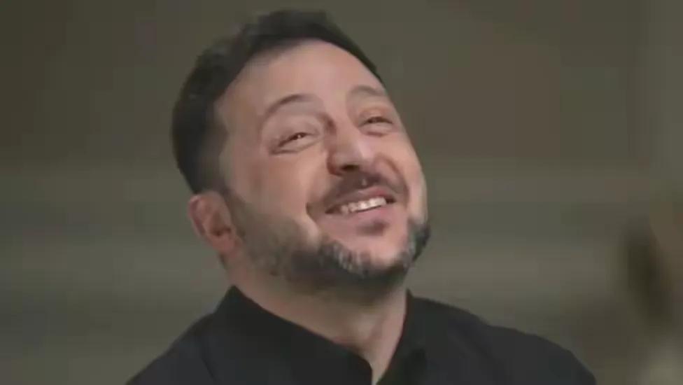 泽连斯基很开心，他心里暗暗说道，这些年都是我卑微的求你，真是风水轮流转，没想到你