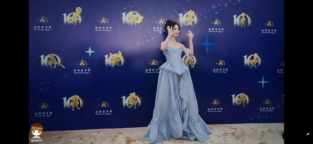 周雨彤赵佳丽同款周雨彤赵佳丽穿了同款裙子当自带慵懒文艺感的周雨彤遇上软萌清甜的赵