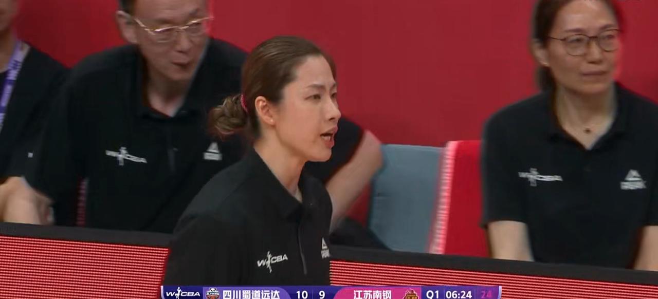 美女主教练陈晓佳罕见发怒，队员关键球打铁，错失赢机。在2025-2026