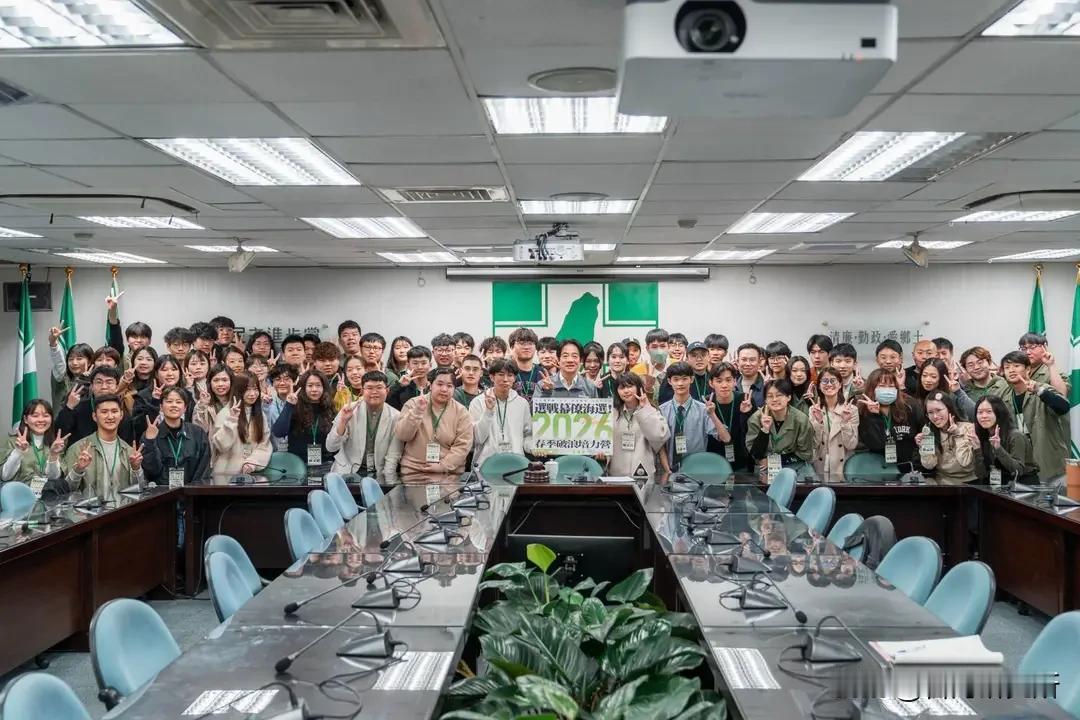 什么？赖清德穿西服睡觉？赖清德在家里穿什么？这是昨天赖清德爆料的内容在民