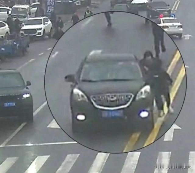 “简直就是亡命之徒!”大连,一名男子董某,连续盗窃三户人家,正准备逃离时,跟其中