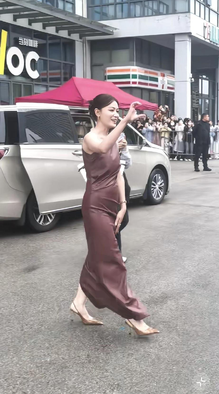 叶一茜录制浪姐，路人镜头下的她真实颜值身材曝光，脸变大了皱纹多了，身材好雷人，竟