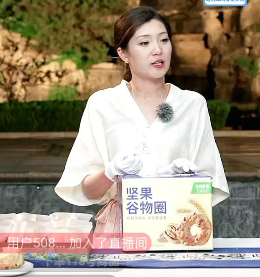 董宇辉的老乡，好助手盼盼怎么一下子老了10岁的感觉啊近日，突然感觉盼盼一下子