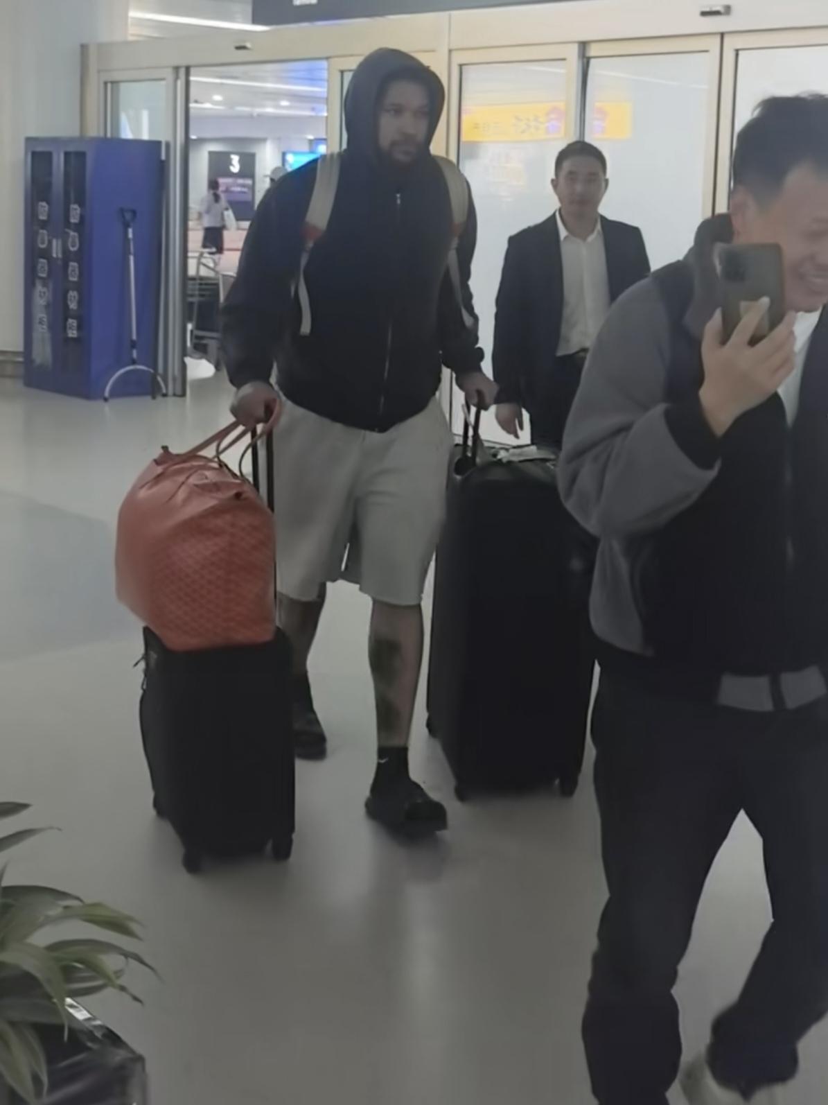 山西男篮的第七外援，落地国内。这家伙看上去好壮呀！小腿比国内球员的大腿还粗。和广