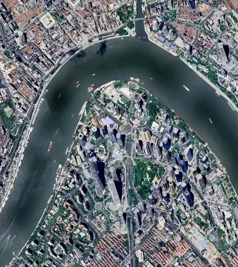 全国乃至全世界有很多像上海陆家嘴这种地形的城市，但开发最成功的还得是上海，简直就