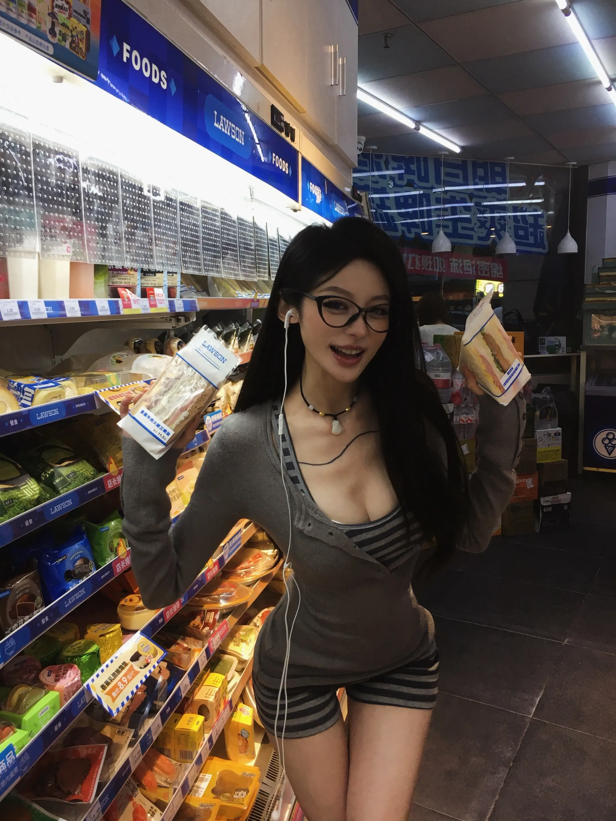 下班后的傍晚在便利店躲雨 同事用我上周刚买的5s给我拍了几张
