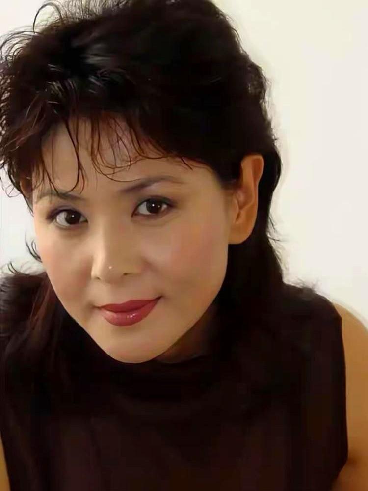 奚美娟这波躺枪也太冤了吧！现在网上吵翻了——有人夸周野芒沉默三十年是保护别人