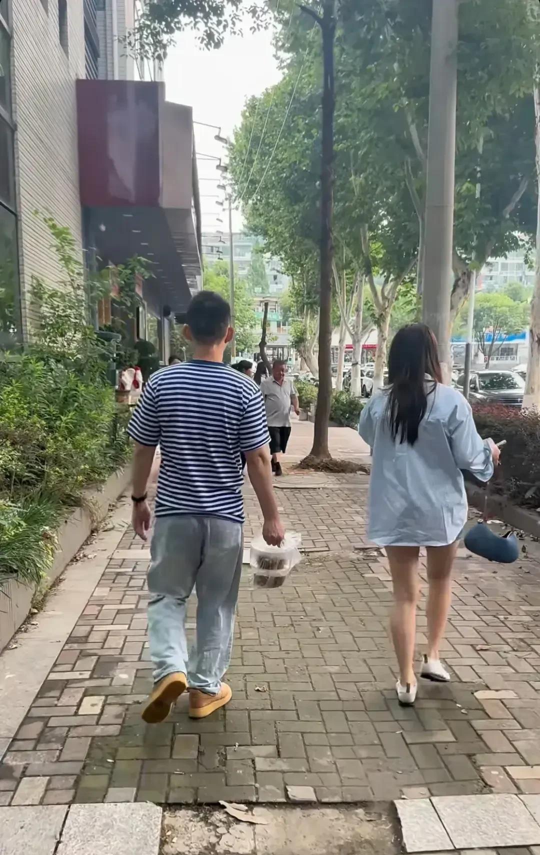 被偷拍的谢浩男即使家里经济情况变好，浩男仍然会打包饭菜。本身就是个非常自律的人