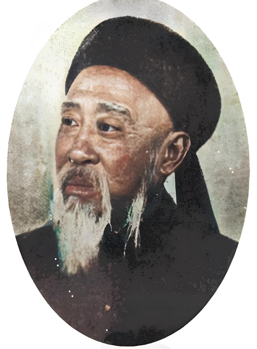 这张老照片，里头这位留着长长白胡子，头戴官帽的，便是清末担任过漕运总督、两广总督
