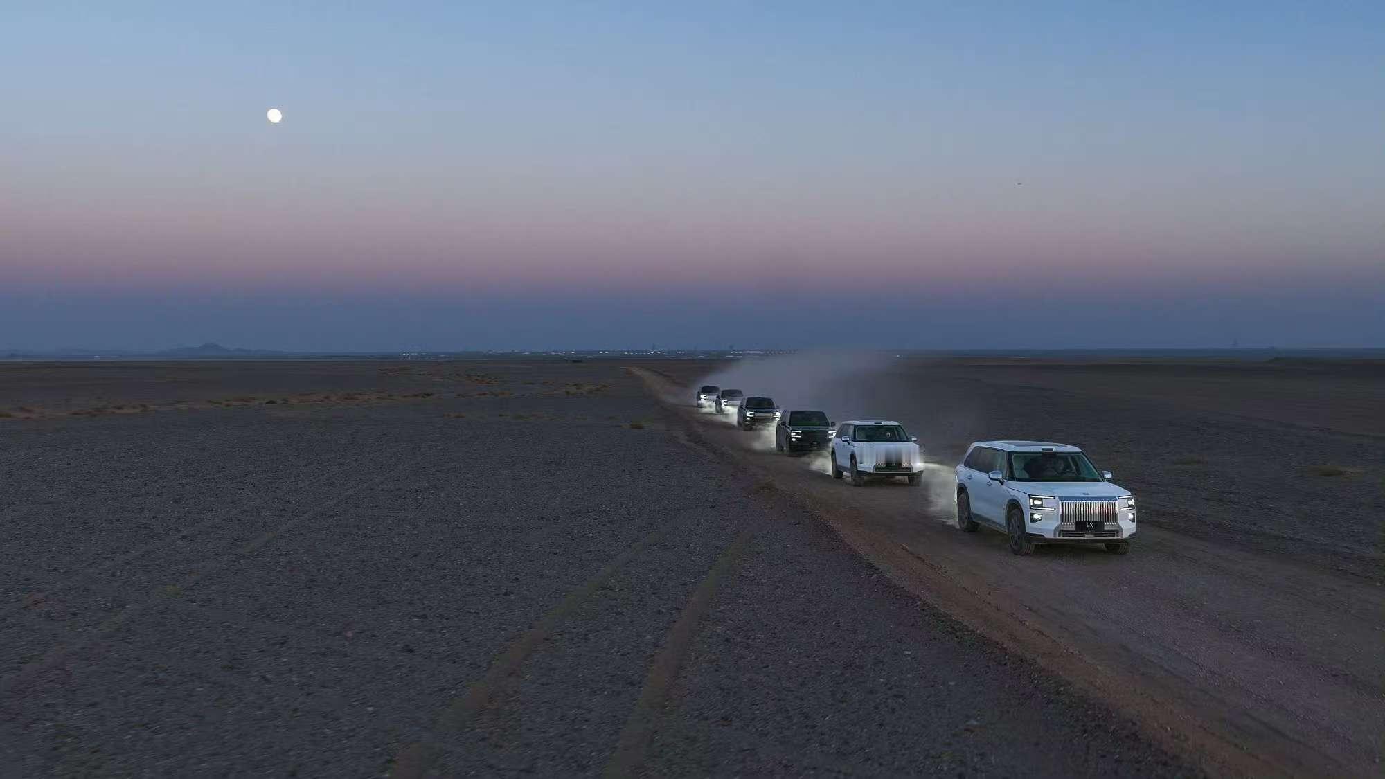 咱就说，神舟航天员平安从太空回来这事儿够牛吧？结果发现接他们的保障车队里，有辆国