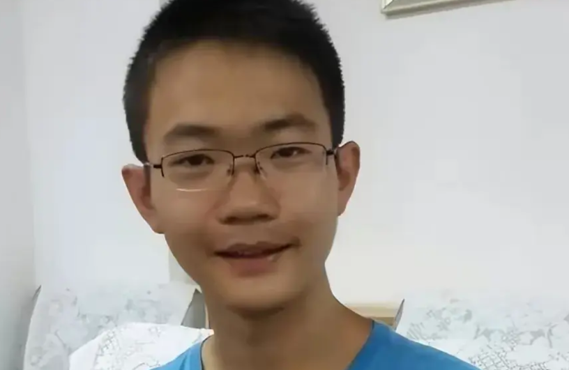 2016年，甘肃一男孩上课从来不听讲，天天熬夜打游戏，然而高考却考出了690的高