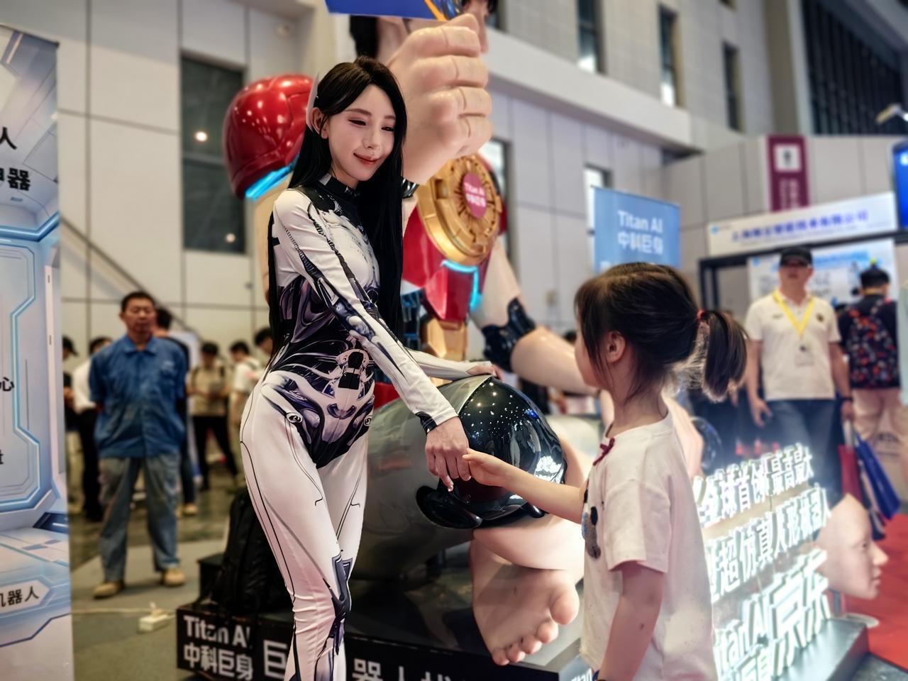 花十二万，请个"人"回家。不是保姆，不是宠物，是个机器人。能说话，能走路，长着