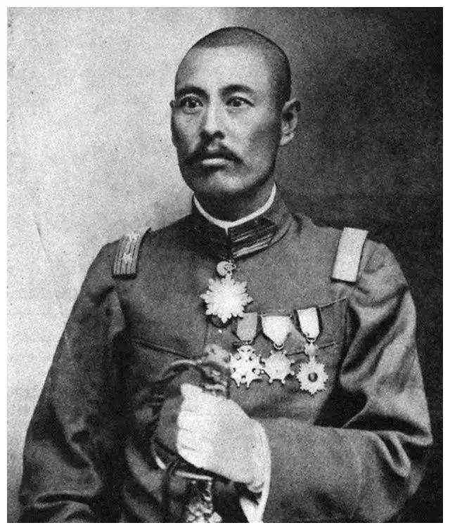 1924年，冯玉祥发动北京政变，将曹锟及其四弟曹锐软禁于延庆楼后，吴佩孚为此悲愤