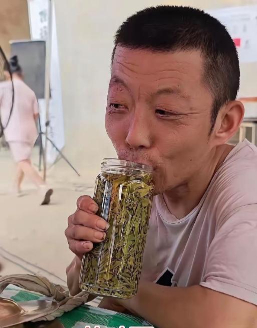 不愧为茶叶哥，这样喝茶叶的有几个？