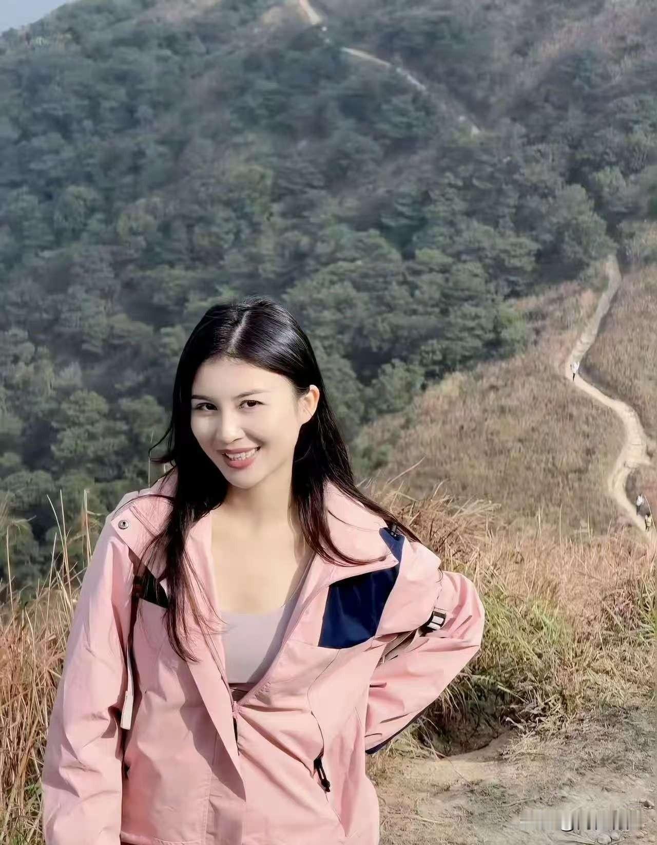 山顶风景，那绝对是大自然藏在高处的宝藏。站在山顶，那绚烂的色彩铺满天空，美得让人