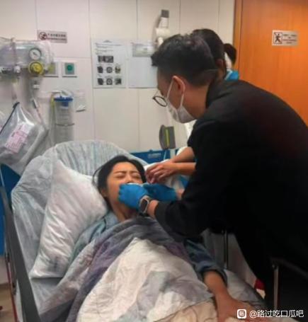 卫诗雅嘴上缝了50多针，几乎看不出痕迹不是奇迹，全靠她老公。港大毕业的医美专科医