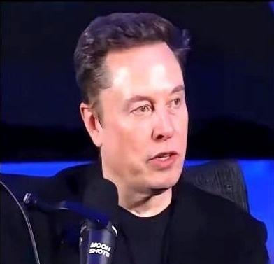 马斯克这哥们儿，终于说了句让我后背发凉的大实话。马斯克小时候就爱捣鼓电脑，1